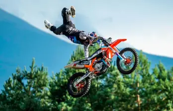 Video | Impresionante salto del medallista olímpico Luc Ackermann entre dos carros en movimiento 