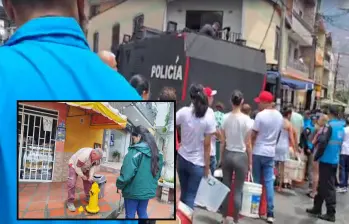 Adelante, funcionarios de EPM habilitando hidrantes para brindarle agua a la gente. Atrás, una tanqueta de la Policía realiza entrega de agua a habitantes del Aburrá. FOTOS: Cortesía EPM y Policía Metropolitana