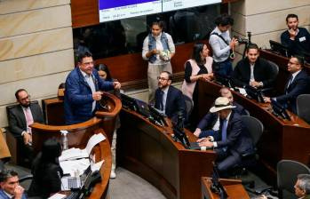 La sesión arrancó sobre las 4:00 de la tarde y comenzó con la votación de la moción de censura contra el ministro de Defensa, Iván Velásquez. FOTO: COLPRENSA