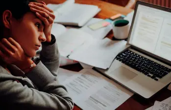 Expertos dan por sentado que laborar más horas laborales no significa más eficiencia. FOTO: GETTY