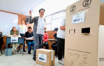 Iván Cepeda fue elegido candidato oficial del Pacto Histórico tras ganar su consulta interna. Se hizo a 1,5 millones de votos, consolidando así su liderazgo dentro del petrismo. Sin embargo, su candidatura enfrenta incertidumbre jurídica. FOTO: COLPRENSA Iván Cepeda fue elegido candidato oficial del Pacto Histórico tras ganar su consulta interna. Se hizo a 1,5 millones de votos, consolidando así su liderazgo dentro del petrismo. Sin embargo, su candidatura enfrenta incertidumbre jurídica. FOTO: COLPRENSA