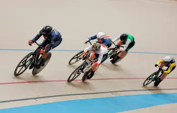 La colombiana con uniforme azul encabeza la prueba del kilómetro en el Campeonato Mundial de Ciclismo en Chile. FOTO TOMADA @UCI_Track La colombiana con uniforme azul encabeza la prueba del kilómetro en el Campeonato Mundial de Ciclismo en Chile. FOTO TOMADA @UCI_Track