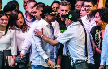 El controvertido “tarimazo” que realizó el gobierno de Gustavo Petro en La Alpujarra, en Medellín, evento que tuvo como invitados y en tarima a cabecillas de bandas del Valle de Aburrá. Foto: Julio C. Herrera