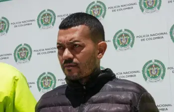 ‘El Costeño’ fue capturado en el mismo barrio donde vivía el joven que disparó contra el senador. En aquel lugar de Engativá, el capturado habría reclutado al menor. Las autoridades esperan que de información sobre quién ordenó el atentado. FOTO Cortesía de la Policía.