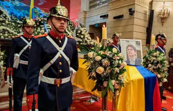 En el Congreso de la República se lleva a cabo la cámara ardiente en memoria al senador Miguel Uribe. FOTO COLPRENSA
