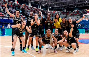 Esta es la Selección Colombia femenina, categoría mayores, que alcanzó el cupo al premundial que se disputará en 2026. FOTOS CORTESÍA FIBA