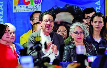A pesar de la disminución de votos, Iván Cepeda se dirigió hacia sus votantes con entusiasmo este domingo: “Quiero agradecerle especialmente a los campesinos, a los pueblos indígenas y a los pueblos afrodescendientes”, dijo. Foto: Colprensa A pesar de la disminución de votos, Iván Cepeda se dirigió hacia sus votantes con entusiasmo este domingo: “Quiero agradecerle especialmente a los campesinos, a los pueblos indígenas y a los pueblos afrodescendientes”, dijo. Foto: Colprensa