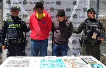 Padre e hijo capturados en El Santuario por tráfico de estupefacientes. FOTO: CORTESÍA POLICÍA