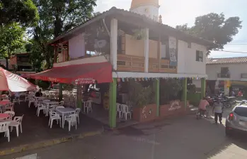 El kiosco municipal de San Rafael, Antioquia, lleva más de 20 años ocupado en un contrato de arrendamiento inválido. Foto: Google Maps