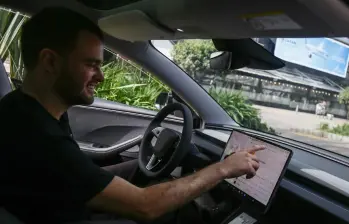 Según datos de Fenalco y la Andi, los vehículos eléctricos crecieron 267% anual en marzo de 2026, mientras que los híbridos crecieron más del 72%, confirmando que la estrategia de precios aceleró la adopción de estas tecnologías. FOTO: Colprensa.