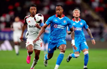 Los colombianos Willer Ditta (uniforme azul #4) y Jorge Carrascal, disputaron el Debi de las Américas entre Flamengo y Cruz Azul, fue ganado por el club brasileño, en Copa Intercontinental que se disputa en Catar. FOTO GETTY
