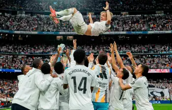 Los jugadores del Real Madrid despidieron a Luka Modric y el técnico Carlo Ancelotti, en el Santiago Bernabéu. FOTO TOMADA X@realmadrid