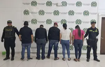 Cinco de los capturados de espaldas frente al registro. FOTO: CORTESÍA
