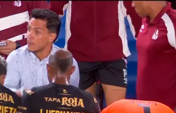 El momento en el que Lucas González les dijo a sus futbolistas que eran 100 veces mejores que el rival. FOTO PANTALLAZO TOMADO DE LA TRANSMISIÓN DE TV