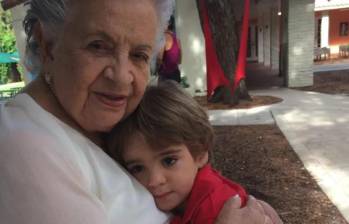Esta es la imagen compartida por Juanes en la que su hijo Dante aparece abrazando a su abuela Alicia Vásquez. FOTO Instagram @juanes