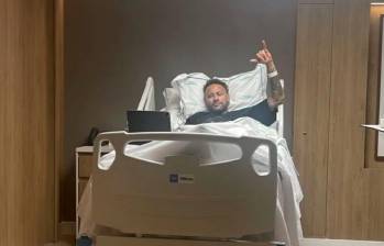 Neymar entra en proceso de recuperación tras su operación de rodilla. Podrá volver a trabajos de campo en cuatro o seis semanas. FOTO: Tomada de X @BrasilEdition 
