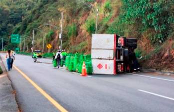 Así quedó el camión accidentado cerca de la entrada al municipio de Ebéjico, a la altura del sector La Aldea, en el corregimiento San Sebastián de Palmitas, de Medellín. FOTO: Cortesía Guardianes Antioquia