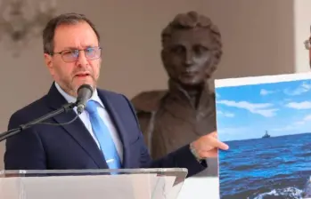 El canciller venezolano Yván Gil mostrando una foto del destructor de Estados Unidos en la Zona Económica Exclusiva de su país en el Caribe. FOTO: Europa Press