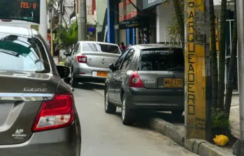 Ni teniendo un parqueadero al lado, algunos conductores son capaces de acatar la norma y dejar sus vehículos bien estacionados. FOTO: EL COLOMBIANO