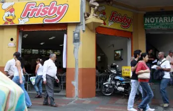 En España se querrían quedar con la marca de Frisby: la querida empresa colombiana de pollos denunció suplantación