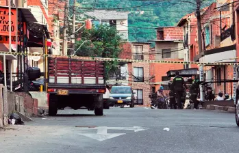 En este hecho, registrado en el barrio El Rosario, de Bello, un presunto miembro de Pachelly que coordinaría plazas de vicio en Marinilla resultó lesionado, junto con otras dos personas. FOTO: SANTIAGO OLIVARES TOBÓN