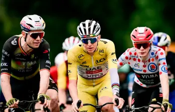 Tadej Pogacar es el virtual campeón del Tour de Francia 2025. Wout van Aert, izquierda, y Jonas Vingegaard, derecha, y ambos del Team Visma, reconocen su triunfo. FOTO X-TOUR DE FRANCIA