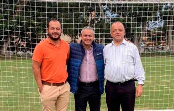 Juan Camilo Restrepo junto a David Ossa y Raúl Giraldo, en la sede deportiva del DIM. FOTO TOMADA @Juancamilorpog