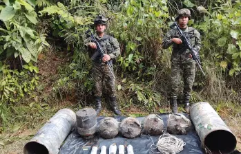 En zona rural de Santa Rosa del Sur, en Bolívar, tropas de la Fuerza de Despliegue Rápido N.° 9 del Ejército ubicaron y destruyeron un depósito ilegal con material explosivo, presuntamente del ELN. FOTO: Cortesía.