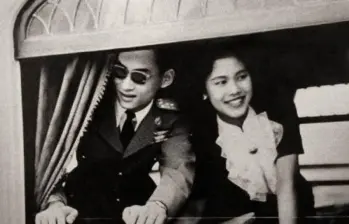 Sirikit junto a su esposo Bhumibol Adulyadej, el monarca con el reinado más largo en la historia de Tailandia. Ejerció como reina consorte desde 1950 hasta la muerte del rey en 2016. FOTO: REDES SOCIALES Sirikit junto a su esposo Bhumibol Adulyadej, el monarca con el reinado más largo en la historia de Tailandia. Ejerció como reina consorte desde 1950 hasta la muerte del rey en 2016. FOTO: REDES SOCIALES
