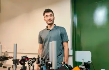 John Alexis Jaramillo Osorio, físico de la UdeA, desarrolló una solución óptica portátil que encripta datos con luz y fue reconocida como la mejor tesis doctoral del país. FOTO cortesía 