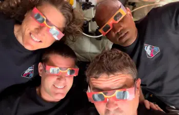 Chrstina Koch, Jeremy Hansen, Reid Wiseman y Victor Glover usaron protección para sus ojos en momentos clave del eclipse solar que presenciaron durante su sobrevuelo lunar. FOTO: Cortesía Nasa