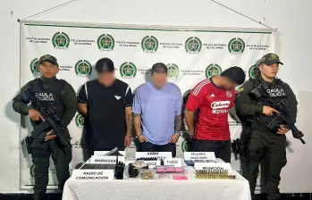 A los hombres que tenían retenido al hombre de 39 años no solo les hallaron armas sino estupefacientes. FOTO: POLICÍA 