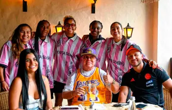 Este es uno de los momentos que compartieron las jugadoras y el cuerpo técnico de Colombia con Guillermo Giraldo, padre de Karol G, quien realizó la invitación a la Selección. FOTO CORTESÍA FCF Este es uno de los momentos que compartieron las jugadoras y el cuerpo técnico de Colombia con Guillermo Giraldo, padre de Karol G, quien realizó la invitación a la Selección. FOTO CORTESÍA FCF