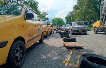 Los taxistas están protestando contra las plataformas ilegales desde la mañana de este martes están bloqueando un carril de la avenida Regional, a la altura del puente de la calle 33. Aseguran que se mantendrán en su manifestación hasta que sean escuchados. FOTO: CRISTIAN VÁSQUEZ Los taxistas están protestando contra las plataformas ilegales desde la mañana de este martes están bloqueando un carril de la avenida Regional, a la altura del puente de la calle 33. Aseguran que se mantendrán en su manifestación hasta que sean escuchados. FOTO: CRISTIAN VÁSQUEZ