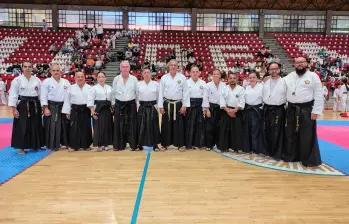 El sensei Barlaam Pizarro Castro, en el centro con cinturón blanco, junto a un grupo de jueces. FOTO cortesía