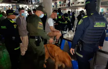Entre la Policía y la Fiscalía allanaron el patio 2 de El Pedregal, donde hicieron el hallazgo del “call center” para extorsionar. FOTO: ALCALDÍA DE MEDELLÍN