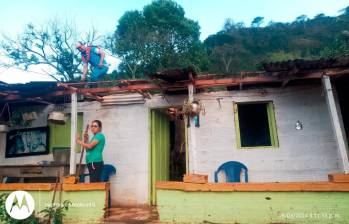 Así quedó el techo de una de las viviendas afectadas por los ventarrones registrados en los últimos días en Andes. FOTO: CORTESÍA CONEXIÓN SUR
