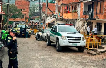 Bomberos Medellín y Sijín de la Policía Metropolitana avanza en las investigaciones relacionadas con la muerte de un hombre por cuenta de las lluvias en la capital antioqueña. FOTO: CORTESÍA