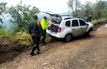 Este es el momento en el que las autoridades encuentran el vehículo abandonado con la droga. FOTO: Cortesía