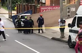 Los agentes del CTI de la Fiscalía avanzan en las labores judiciales para esclarecer el asesinato de Henry Ocampo Suaza, de 55 años, en Envigado. FOTO: Laura Rosa Jiménez Valencia
