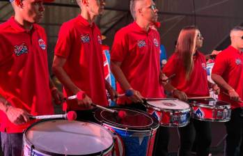 Los miembros de La Murga del Indigente se unieron a la fiesta futbolera y musical que deleitó a los visitante de la Plaza Gardel. FOTO: Cortesía