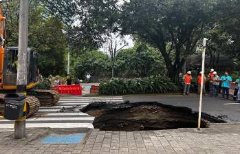 Este hueco fue el que provocó el cierre total de la avenida El Poblado, a la altura del hotel Dann Carlton, durante la noche del martes y la mañana del miércoles. FOTO: FAISURY SÁNCHEZ ARREDONDO