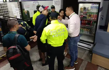 La madre y el padrastro del menor de dos años fueron capturados dentro del hotel donde estaban hospedados y en el que se habrían presentado los casos de maltrato. FOTO: CORTESÍA POLICÍA METROPOLITANA