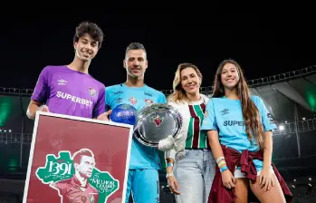 Fábio, al lado de sus seres queridos, celebrando el número de partidos que lleva jugados como profesional. FOTO X-FLUMINENSE