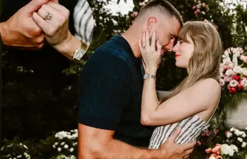 La unión de Taylor Swift y Travis Kelce no es solo un compromiso sentimental, es la consolidación de un verdadero imperio económico y cultural que seguirá moviendo cifras millonarias en música, moda, deportes, tecnología y hasta en la bolsa. FOTO: Tomada de IG.