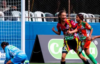 Ella es Lauren Sofía Calvete Molina, jugadora de Future Soccer de Bogotá quien se luce con sus gambetas y goles en el Babyfútbol. FOTO JULIO CÉSAR HERRERA 