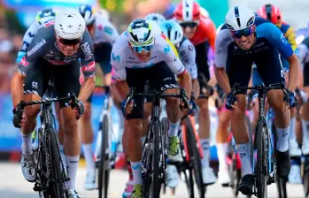 Jasper Philipsen (izquierda) logró su triunfo 55 como corredor profesional. FOTO GETTY