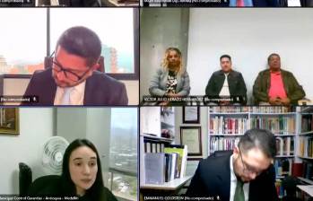 Yaneth Rúa, Misael Cadavid y Elkin González dentro de la audiencia de este miércoles. En la parte inferior izquierda, la juez Séptima Penal leyendo su veredicto. Los demás son los abogados. FOTO: IMAGEN DE LA AUDIENCIA