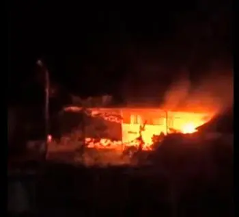 Una casa resultó incinerada durante la confrontación. FOTO CAPTURA DE PANTALLA 