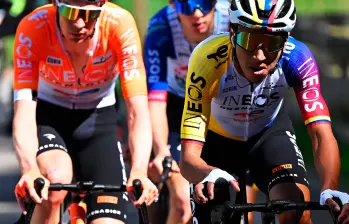 El Ineos cuenta ahora con dos cartas para luchar por el título del Tour de los Alpes con Egan Bernal (adelante en la foto) y Thymen Arensman (naranja), quien es segundo en la general. FOTO X-INEOS